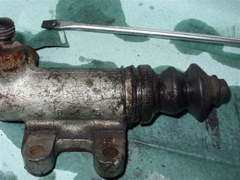 How to : TEMPORARILY fix leaking clutch slave cylinder